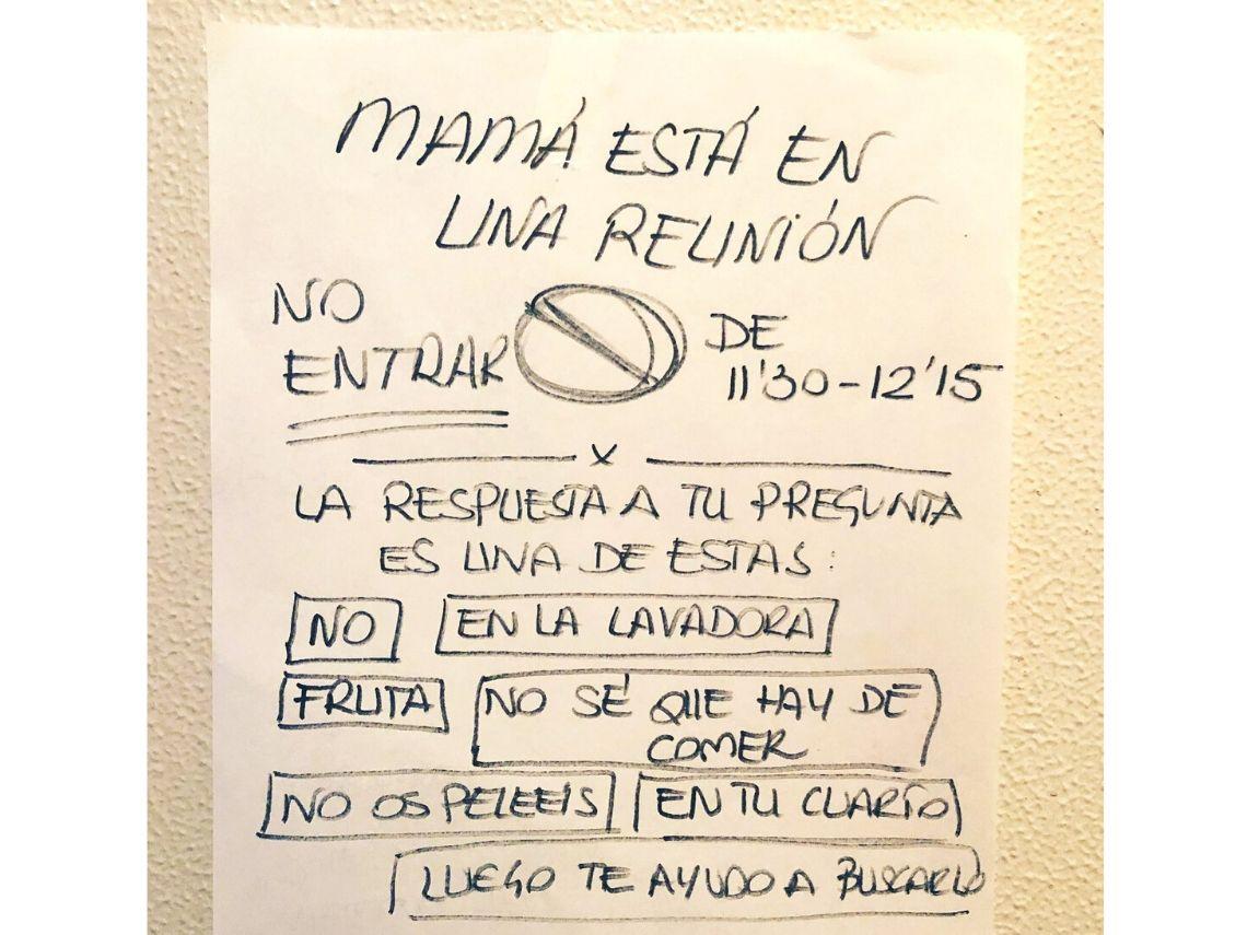 cartel divertido de una madre que trabaja desde casa