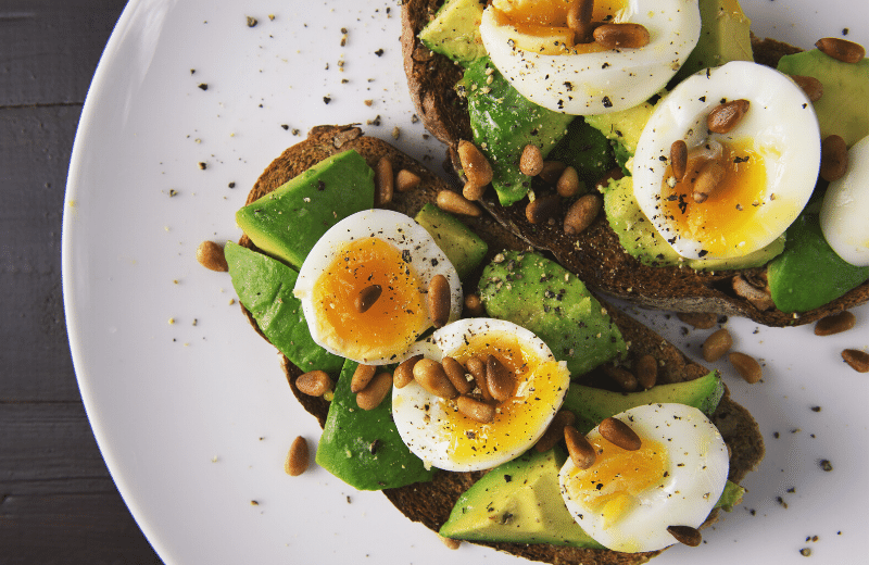 ejemplo de comer sano tostadas con aguacate y huevo