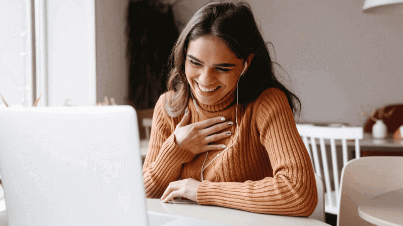 mujer frente a un ordenador haciendo videollamada de teletrabajo sin aros de luz